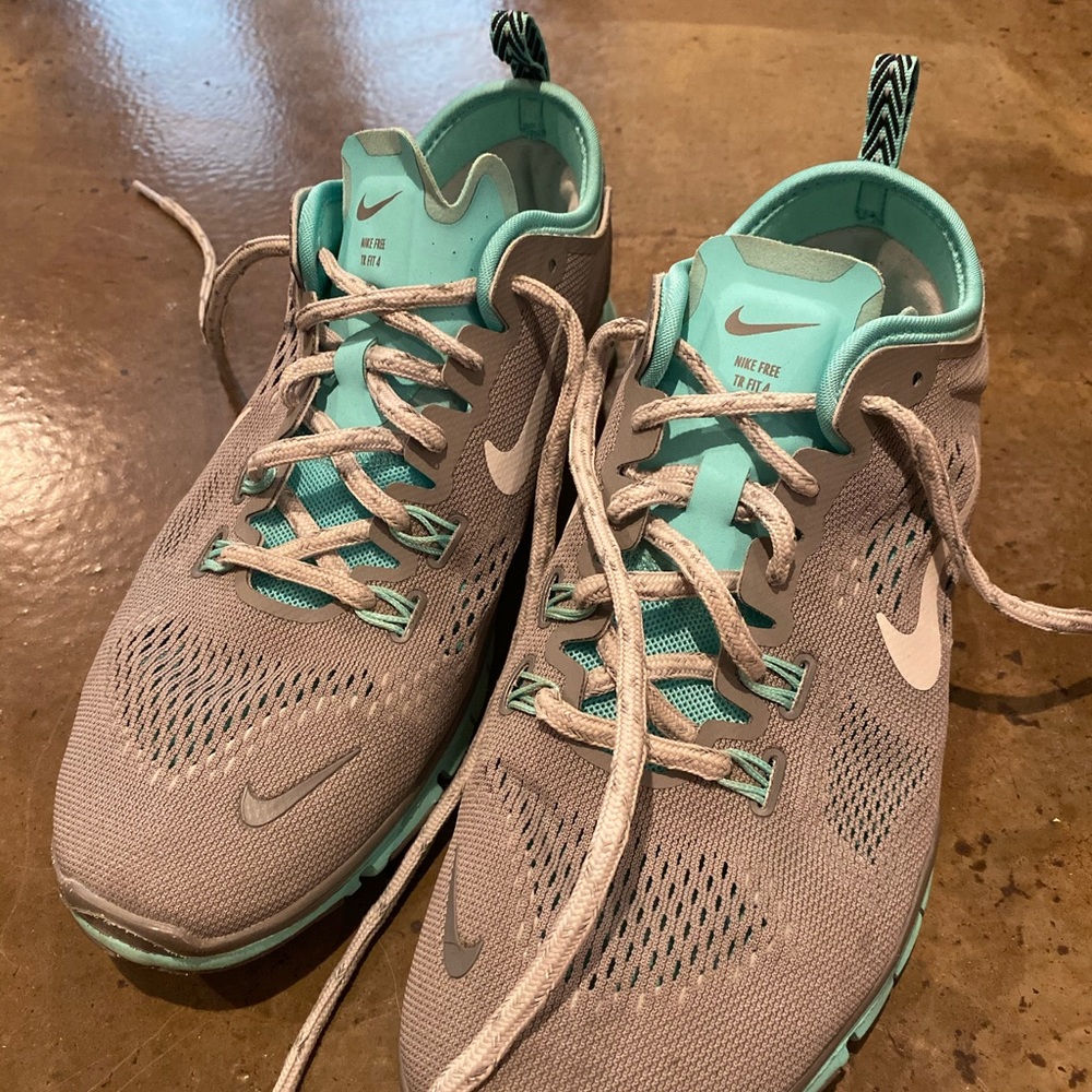 Women’s 7.5 Nike shoes